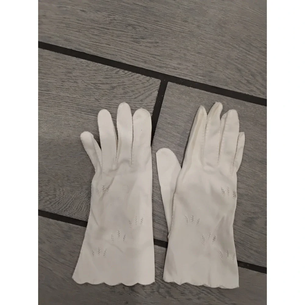 Vintage White Dress Gloves Embroidered Floral Scalloped Hem Formal Wedding Tea